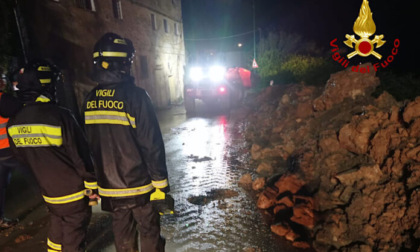 Siena, crolla un muro in mezzo alla strada