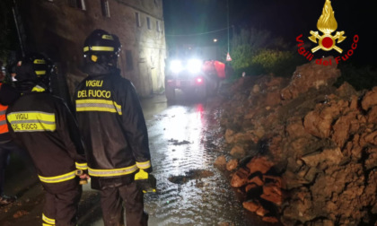 Siena, crolla un muro in mezzo alla strada