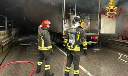 Camion frigo prende fuoco in un sottopasso a Pisa: traffico ferroviario e stradale in tilt