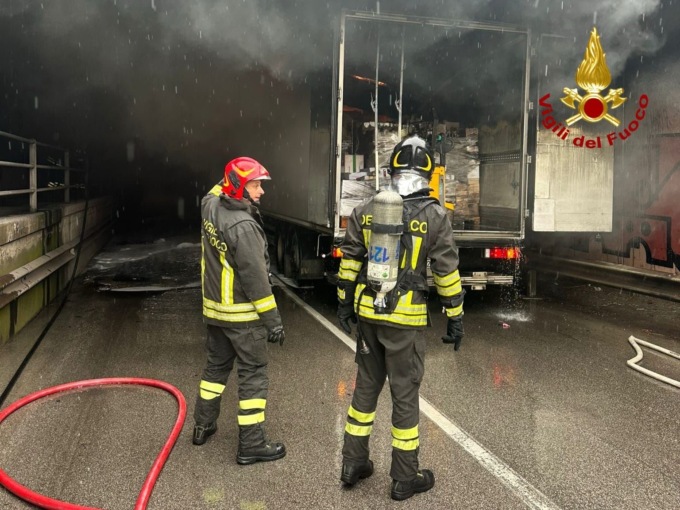 Camion frigo prende fuoco in un sottopasso a Pisa: traffico ferroviario e stradale in tilt