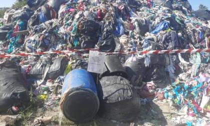 A Seano rimossa una "collinetta" di rifiuti
