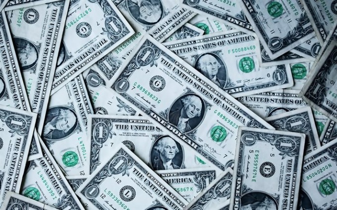 Trovano borsa con 7.000 dollari e la portano in questura