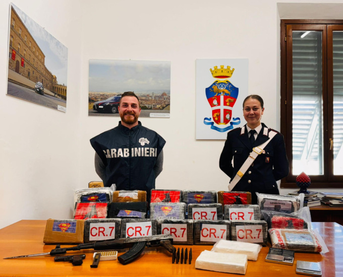 Arrestato con 21 chili di cocaina e kalashnikov in Toscana