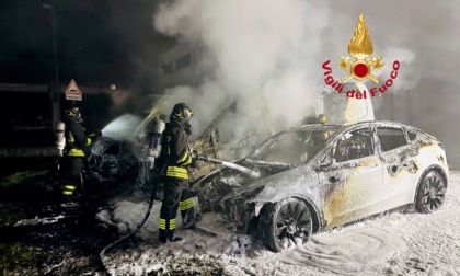 A fuoco due furgoni e un'auto elettrica a Sesto Fiorentino