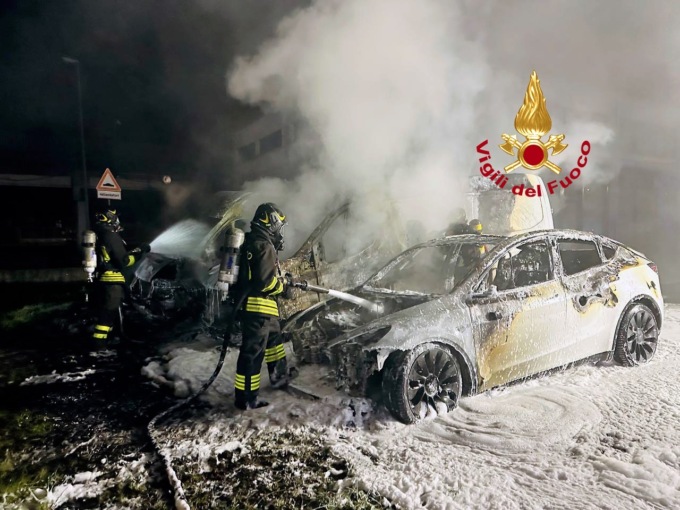 A fuoco due furgoni e un’auto elettrica a Sesto Fiorentino