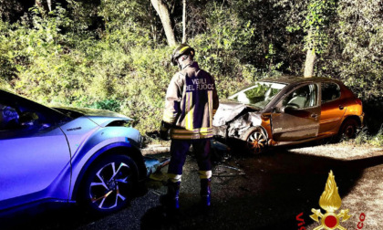 Scontro frontale tra due auto: feriti in ospedale