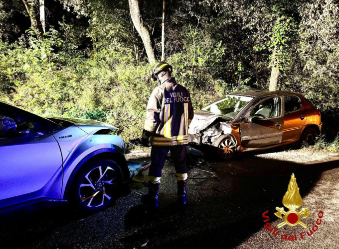 Scontro frontale tra due auto: feriti in ospedale