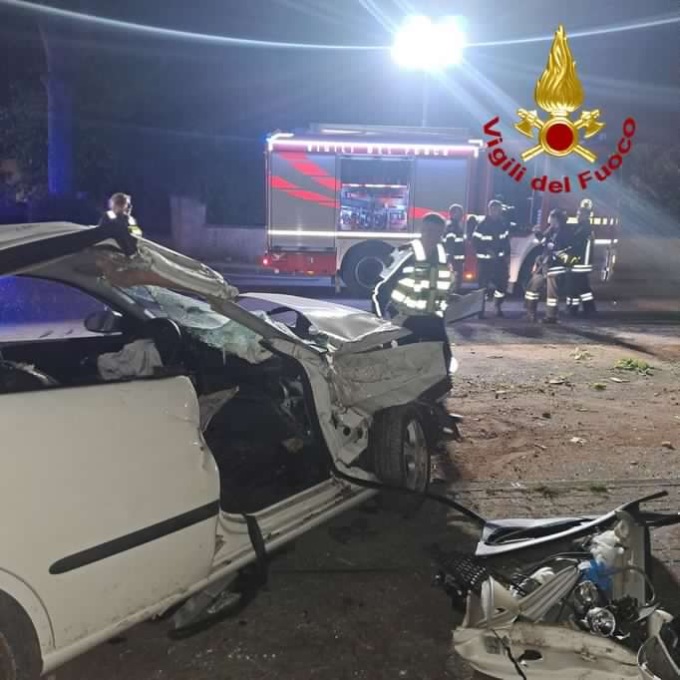 Viareggio, auto contro albero, ragazza estratta dalle lamiere