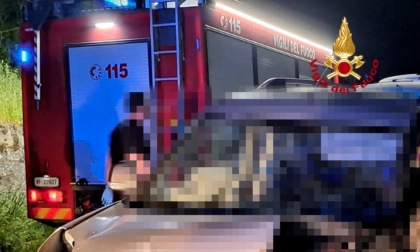 Auto contro un muro, famiglia intrappolata