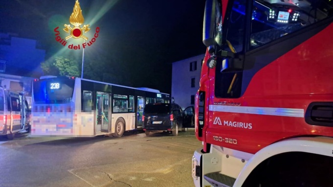Firenze, scontro autobus-minivan: un 27enne grave a Careggi