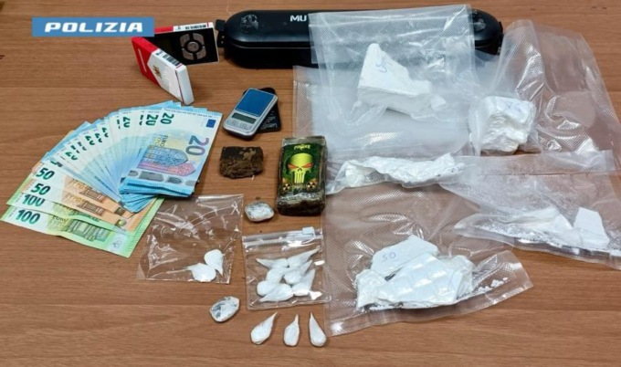 Firenze, spacciava davanti casa: arrestato 38enne con oltre 120 grammi di cocaina e 300 di hashish