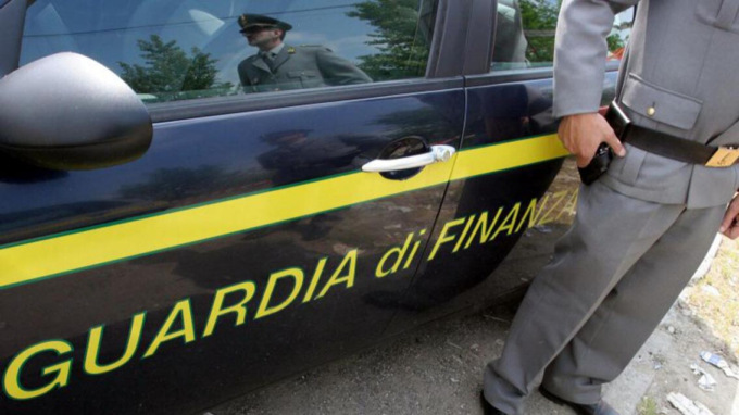 Prato, fatture false: 13 persone indagate