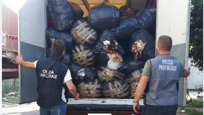 Prato, emergenza rifiuti tessili abbandonati e bruciati illegalmente