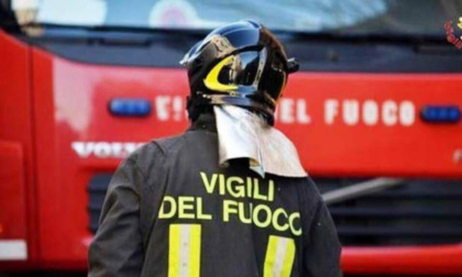 Incendio in una rimessa agricola a Lamporecchio: persone evacuate per rischio esplosioni