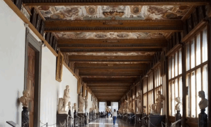 Firenze, Uffizi: turista scivola facendosi un selfie e sfonda un dipinto