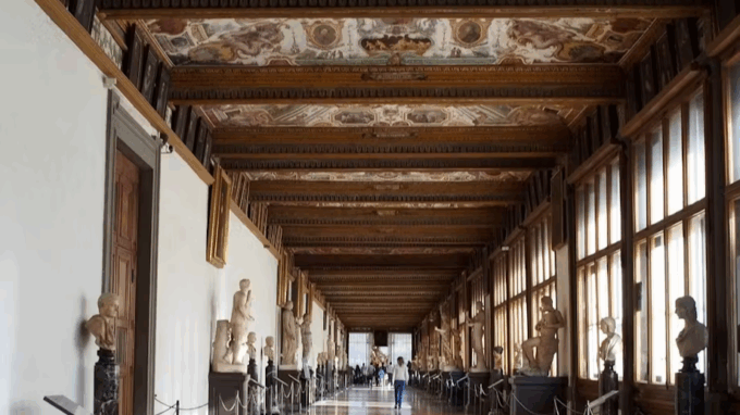 Firenze, Uffizi: turista scivola facendosi un selfie e sfonda un dipinto
