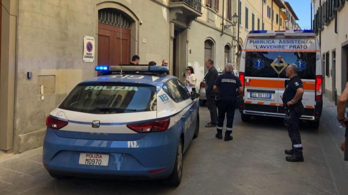 Prato, rompe una bottiglia e colpisce un uomo: 42enne in manette