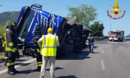 Incidente in A11: camion si ribalta sulla diramazione Lucca-Viareggio: ferito il conducente