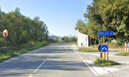Sbatte contro un muro sulla statale 68 con la moto, muore 67enne