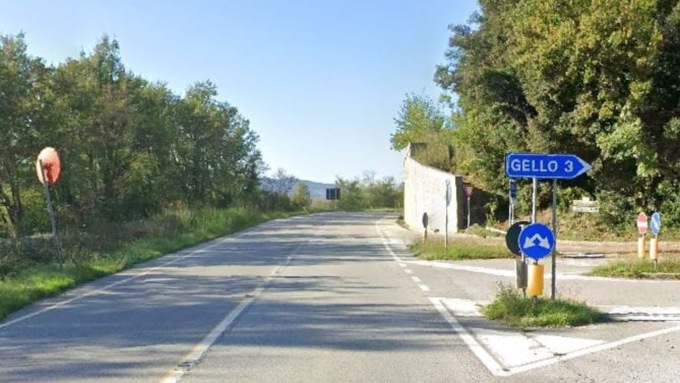 Sbatte contro un muro sulla statale 68 con la moto, muore 67enne