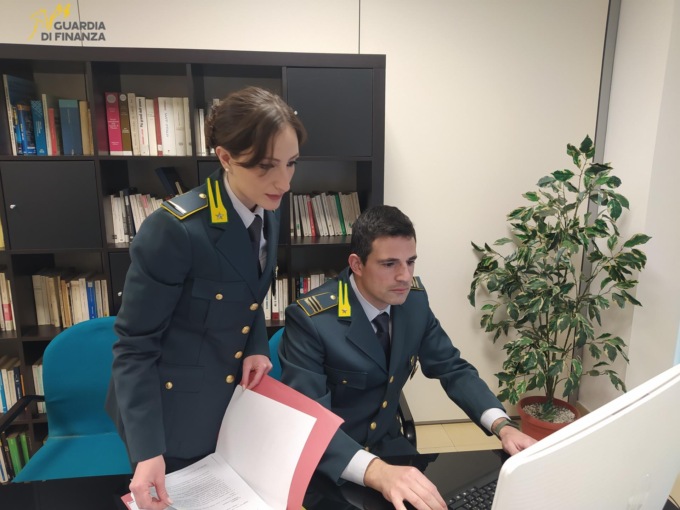 Acquista ville a Santa Croce e in Versilia come false prime case, geometra nei guai