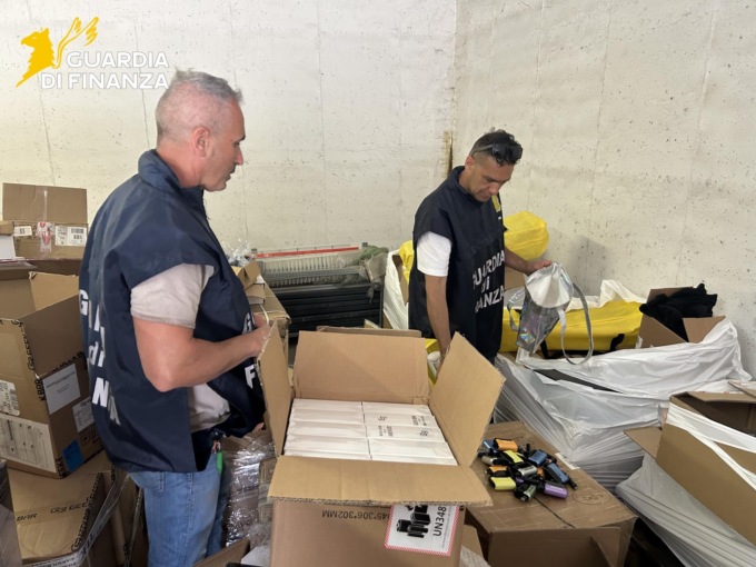 Sigarette elettroniche e cartine, sequestrati 700 milioni di pezzi