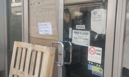 Spaccata al minimarket. Auto usata come ariete