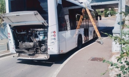 Grosseto, autobus a metano incastrato in un sottopasso ferroviario