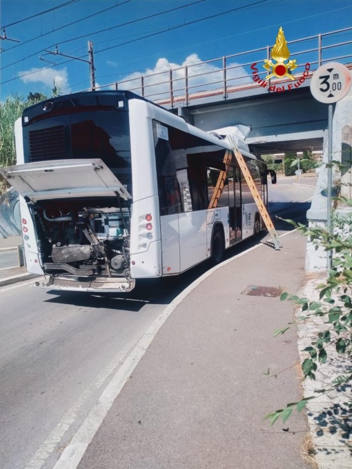 Grosseto, autobus a metano incastrato in un sottopasso ferroviario