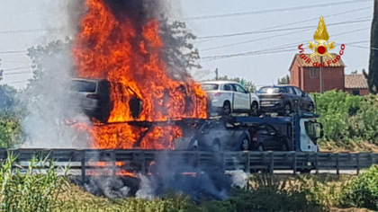 Bisarca in fiamme in A11. Traffico in tilt