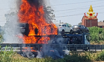 Bisarca in fiamme in A11. Traffico in tilt