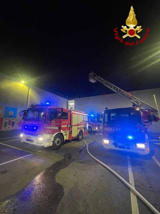 Montecatini, incendio al centro commerciale