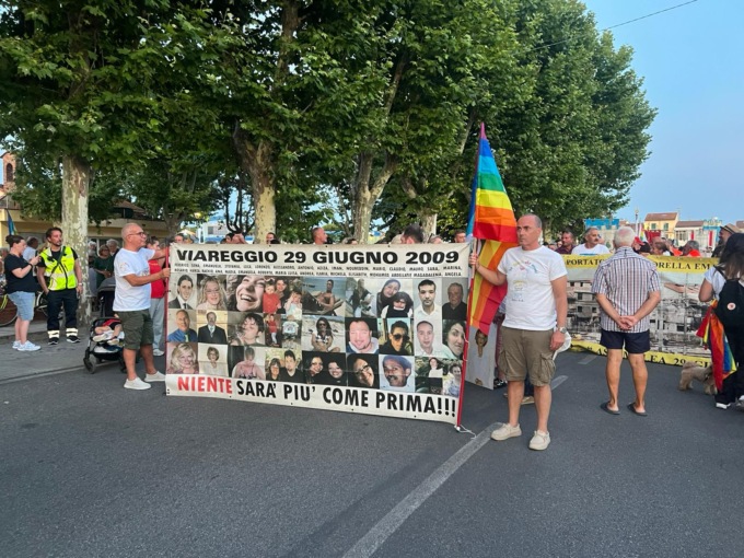 Strage di Viareggio, in migliaia in strada per ricordare le 32 vittime