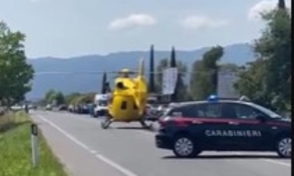Schianto frontale a Pistoia: cinque feriti. Una ragazza di 22 anni in codice rosso
