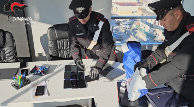 Immigrazione clandestina e falsi documenti: cinque arresti tra Napoli e Grosseto. Avevano costruito un “caf abusivo”