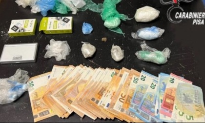 Folle fuga notturna a oltre 100 all’ora per sfuggire ai carabinieri: a bordo nascondeva droga