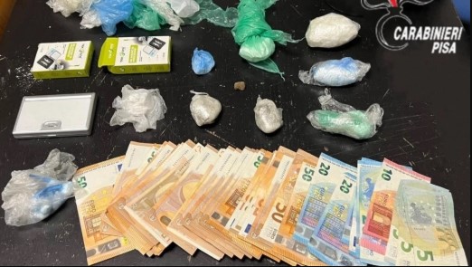 Folle fuga notturna a oltre 100 all’ora per sfuggire ai carabinieri: a bordo nascondeva droga