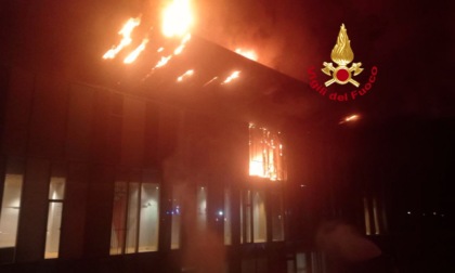 Incendio al Viola Park di Bagno a Ripoli: intervento notturno dei vigili del fuoco