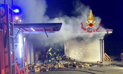 Incendio ai magazzini di Re.So. alla Vela di Avane, ipotesi dolo. Il sindaco Mantellassi: "Fatto gravissimo"