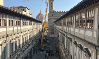 Firenze, via alla rimozione della gru degli Uffizi: dopo vent’anni lo skyline torna libero
