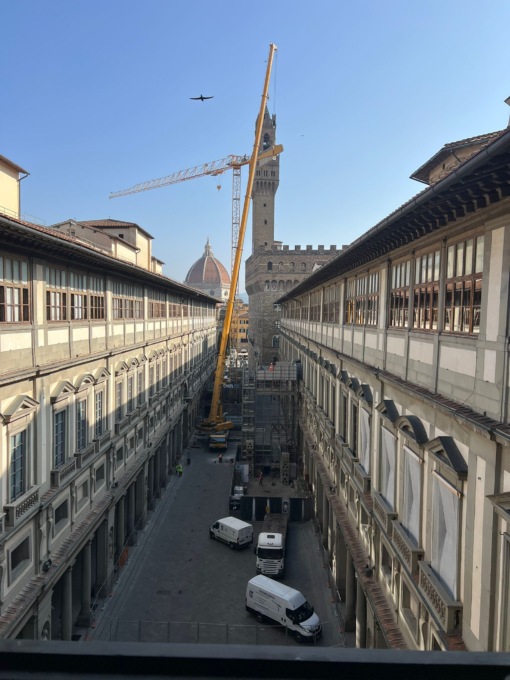 Firenze, via alla rimozione della gru degli Uffizi: dopo vent’anni lo skyline torna libero