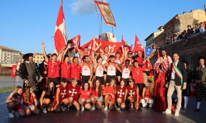 Grande festa sui lungarni pisani. Palio di San Ranieri, vince la barca Rossa