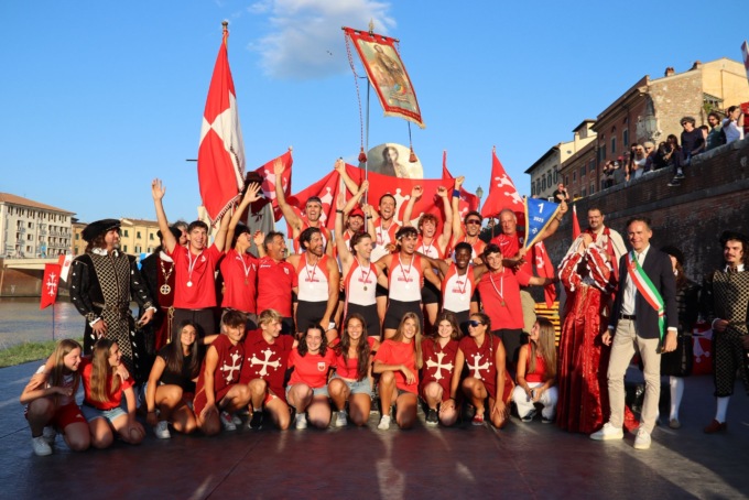 Grande festa sui lungarni pisani. Palio di San Ranieri, vince la barca Rossa