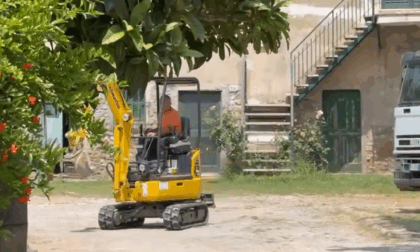 Escort uccise, una ruspa scava intorno alla casa di Frumuzache