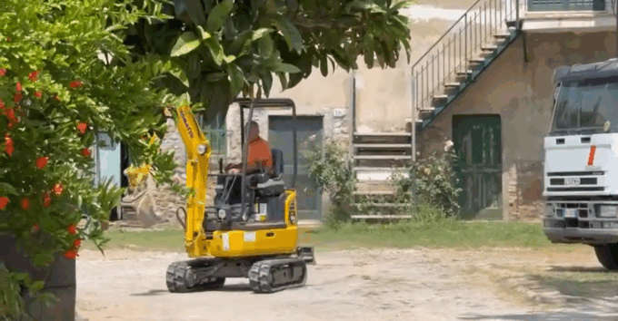 Escort uccise, una ruspa scava intorno alla casa di Frumuzache