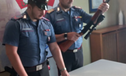 Fucile e coltelli in auto. Arresto di mezzanotte a Sansepolcro