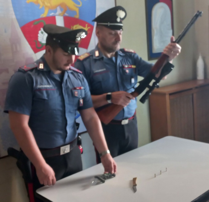 Fucile e coltelli in auto. Arresto di mezzanotte a Sansepolcro