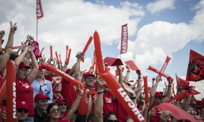Mugello in rosso con la Tribuna Ducati