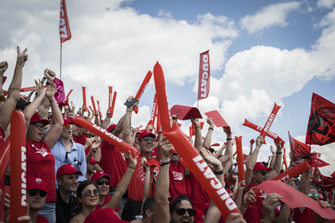 Mugello in rosso con la Tribuna Ducati