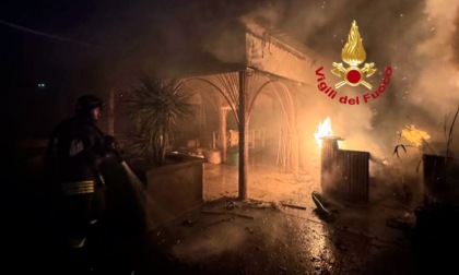Fiamme in discoteca: incendio nell'area esterna del locale